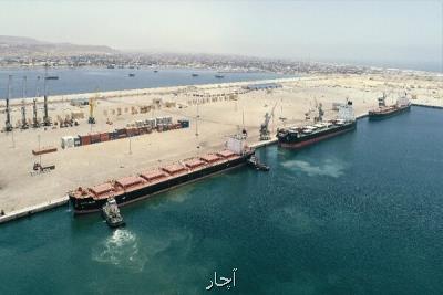 پهلوگیری و تخلیه همزمان ۳ كشتی كالای اساسی در بندر چابهار